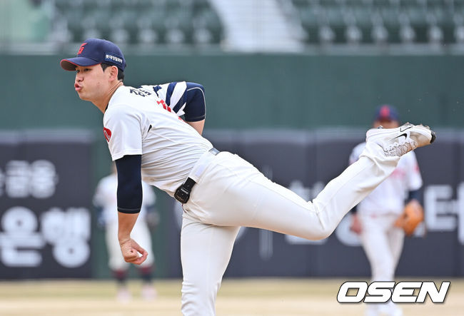 [OSEN=부산, 이석우 기자] 12일 부산 사직야구장에서 2026 신한 SOL KBO 리그 롯데 자이언츠와 KT 위즈의 시범경기가 열렸다. 이날 부산 사직과 이천, 대전, 광주, 마산 5개구장에서 막을 올렸다.롯데 자이언츠 선발 투수 김진욱이 역투하고 있다. 2026.03.12 / foto0307@osen.co.kr