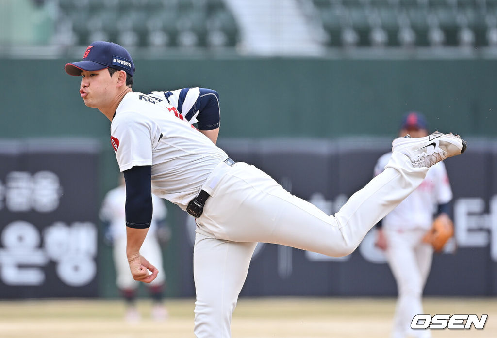 12일 부산 사직야구장에서 2026 신한 SOL KBO 리그 롯데 자이언츠와 KT 위즈의 시범경기가 열렸다. 이날 부산 사직과 이천, 대전, 광주, 마산 5개구장에서 막을 올렸다.롯데 자이언츠 선발 투수 김진욱이 역투하고 있다. 2026.03.12 / foto0307@osen.co.kr
