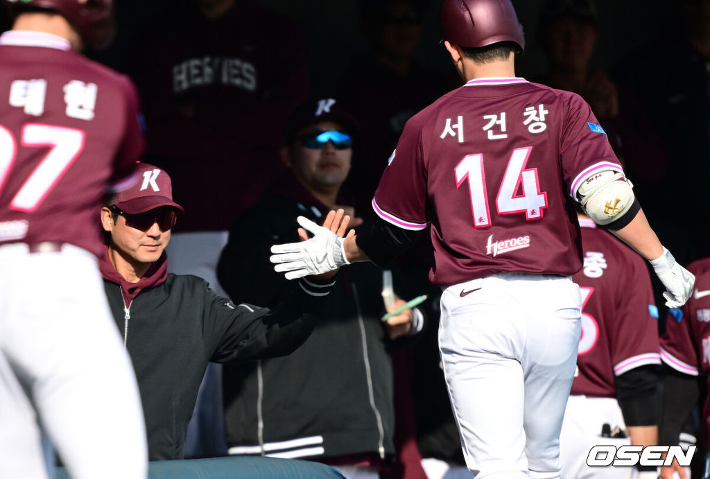 12일 경기도 이천 두산베어스파크에서 ‘2026 신한 SOL KBO리그’ 시범경기 두산 베어스와 키움 히어로즈의 경기가 열렸다.시범경기는 오늘(12일)부터 오는 24일까지 진행되며, 각 팀이 12경기씩 치러 총 60경기가 펼쳐질 예정이다.8회초 1사 주자없는 상황 키움 서건창이 추격의 우월 솔로포를 날리고 설종진 감독과 인사를 나누고 있다. 2026.03.12 / dreamer@osen.co.kr
