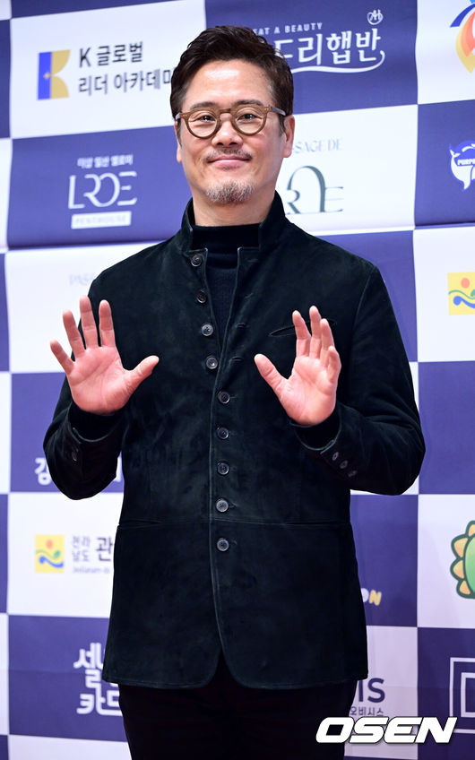 [OSEN=최규한 기자] 23일 오후 서울 논현동 엘리에나 호텔에서 ’제13회 대한민국을 빛낸 10인대상 시상식’이 열렸다.이날 행사에는 정이랑, 정유미, 양준혁, 브브걸 유정, 이지훈, 풍자, 정지선, 허각, 임한별, 김보성, 남경주 등이 참석해 자리를 빛냈다.뮤지컬배우 남경주가 포토타임을 하고 있다. 2024.12.23 / dreamer@osen.co.kr