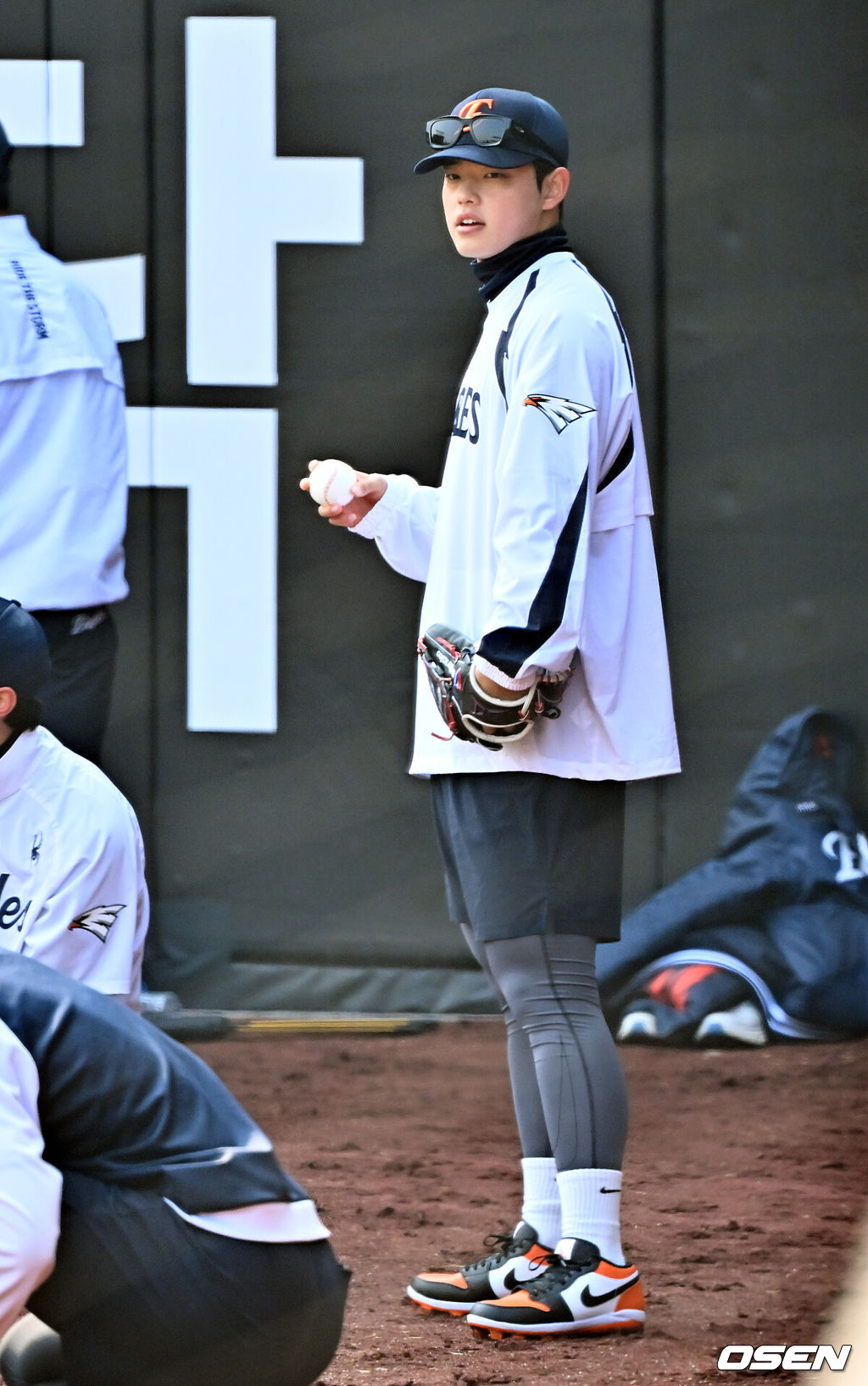 12일 대전 한화생명볼파크에서 2026 신한 SOL KBO리그 시범경기 한화 이글스와 삼성 라이온즈의 경기가 열릴 예정인 가운데 경기 전 훈련이 진행됐다.시범경기는 오늘(12일)부터 오는 24일까지 진행되며, 각 팀이 12경기씩 치러 총 60경기가 펼쳐진다.경기 전 한화 문동주가 몸을 풀고 있다. 2026.03.12 /rumi@osen.co.kr