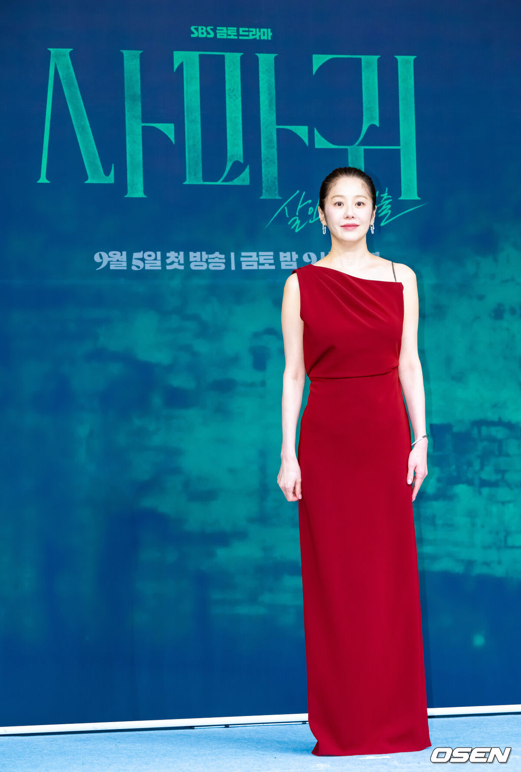 4일 오후 서울 목동 SBS 사옥에서 SBS 금토드라마 ‘사마귀: 살인자의 외출’ 제작발표회가 진행됐다. <br /><br />배우 고현정과 장동윤이 출연하는 드라마 ‘사마귀: 살인자의 외출’은 잔혹한 연쇄살인마 ‘사마귀’가 잡힌 지 20여 년이 지나 모방범죄가 발생하고, 이 사건 해결을 위해 한 형사가 평생 증오한 ‘사마귀’인 엄마와 예상 못한 공조수사를 펼치며 벌어지는 고밀도 범죄 스릴러다.<br /><br />배우 고현정이 포즈를 취하고 있다. 2025.09.04 / soul1014@osen.co.kr