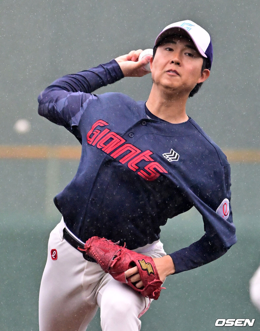 26일 일본 미야자키 산마린 스타디움에서 두산 베어스와 롯데 자이언츠의 구춘대회 경기가 열렸다.두 팀의 맞대결은 롯데가 6-2로 앞선 3회말 악천후로 인해 노게임 선언됐다. 2회말 롯데 쿄야마가 역투하고 있다. 2026.02.26 /jpnews@osen.co.kr