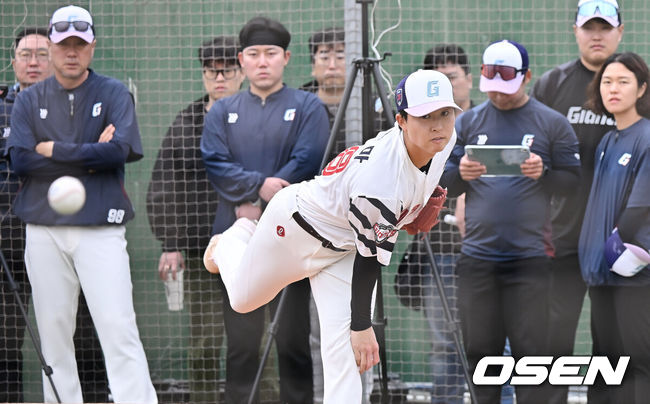 [OSEN=타이난(대만) , 이석우 기자] 프로야구 롯데 자이언츠가 1일(한국시간) 대만 타이난 아시아-태평양 국제야구센터에 스프링캠프를 차리고 구슬땀을 흘렸다.김태형 감독 등&nbsp;코치진과 투수&nbsp;20명,&nbsp;포수&nbsp;5명,&nbsp;내야수&nbsp;9명,&nbsp;외야수&nbsp;7명 등 총&nbsp;41명의 선수단이 1월 20일까지 1차 캠프에서 체력 강화와 기술 훈련을 치른 뒤 21일부터 3월 5일까지 일본 미야자키로 옮겨 2차 캠프에서 구춘리그에 참가해 실전 감각을 점검한다.롯데 쿄야마 투수가 불펜투구를 하고 있다. 2026.02.01 / foto0307@osen.co.kr