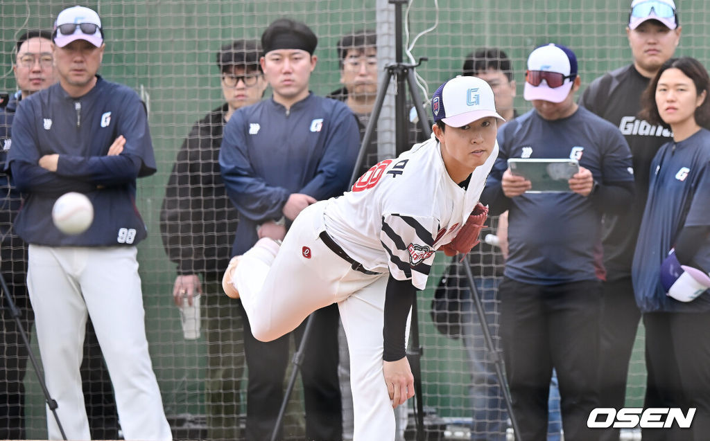 프로야구 롯데 자이언츠가 1일(한국시간) 대만 타이난 아시아-태평양 국제야구센터에 스프링캠프를 차리고 구슬땀을 흘렸다.김태형 감독 등 코치진과 투수 20명, 포수 5명, 내야수 9명, 외야수 7명 등 총 41명의 선수단이 1월 20일까지 1차 캠프에서 체력 강화와 기술 훈련을 치른 뒤 21일부터 3월 5일까지 일본 미야자키로 옮겨 2차 캠프에서 구춘리그에 참가해 실전 감각을 점검한다.롯데 쿄야마 투수가 불펜투구를 하고 있다. 2026.02.01 / foto0307@osen.co.kr
