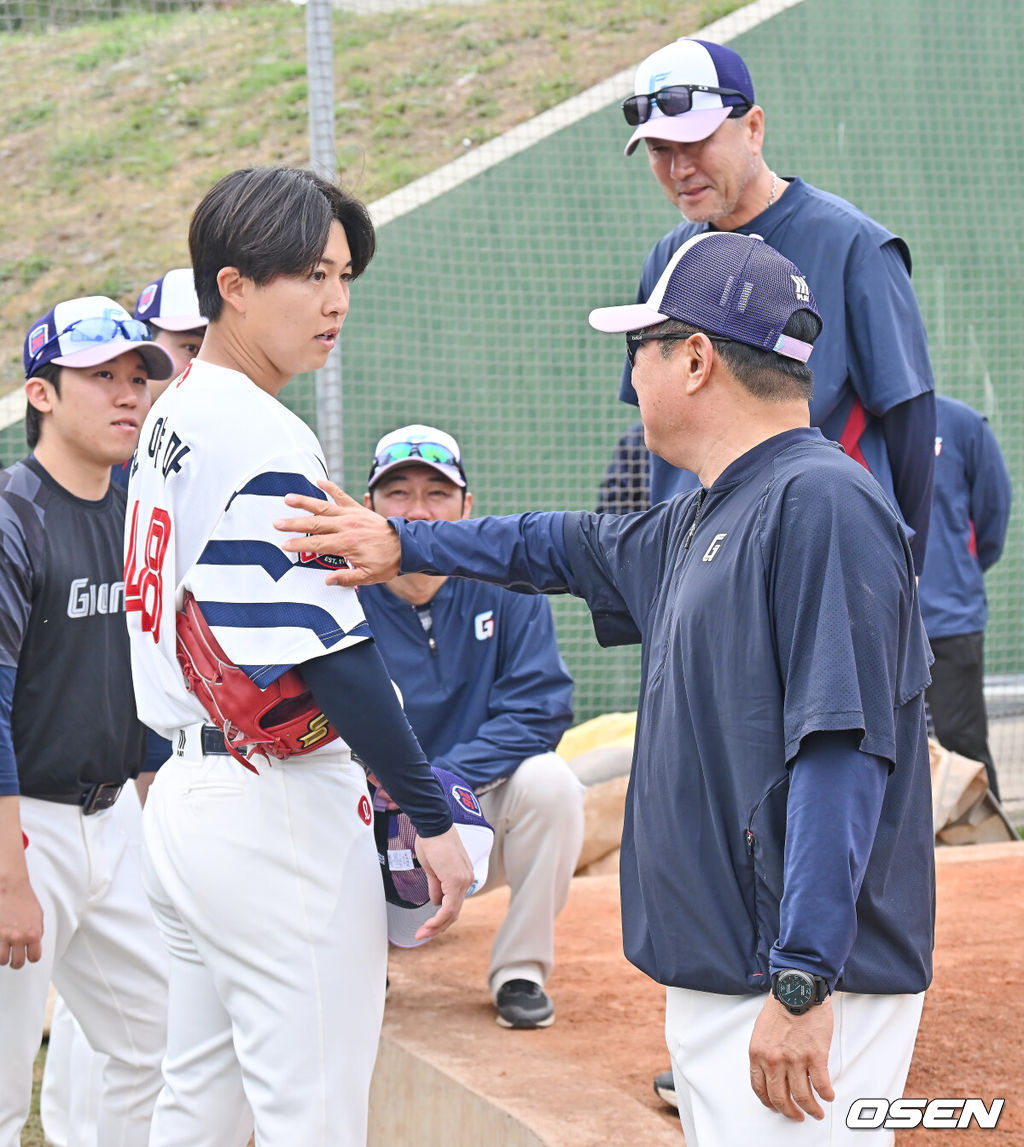 프로야구 롯데 자이언츠가 1일(한국시간) 대만 타이난 아시아-태평양 국제야구센터에 스프링캠프를 차리고 구슬땀을 흘렸다.김태형 감독 등 코치진과 투수 20명, 포수 5명, 내야수 9명, 외야수 7명 등 총 41명의 선수단이 1월 20일까지 1차 캠프에서 체력 강화와 기술 훈련을 치른 뒤 21일부터 3월 5일까지 일본 미야자키로 옮겨 2차 캠프에서 구춘리그에 참가해 실전 감각을 점검한다.롯데 김태형 감독이 불펜투구를 마친 쿄야마 투수와 얘기하고 있다. 2026.02.01 / foto0307@osen.co.kr