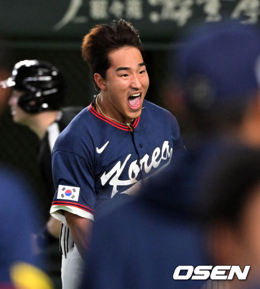 [OSEN=도쿄(일본), 손용호 기자] 도쿄의 기적이 나왔다. 한국 WBC 대표팀이 17년 만에 1라운드를 통과했다.&nbsp;한국은 9일 일본 도쿄돔에서 열린 ‘2026 월드베이스볼클래식(WBC)’ 1라운드 C조 호주와의 경기에서 로 승리를 거뒀다. 이로써 한국은 조별라운드 2승2패를 기록하면서 호주, 대만 등을 최소실점률로 제치면서 2009년 이후 17년 만에 1라운드를 통과했다. 이제 한국은 마이애미행 전세기를 탄다.9회초 1사 1,3루에서 한국 안현민이 희생플라이를 날리고 더그아웃에서 환호하고 있다. 2026.03.09&nbsp;/spjj@osen.co.kr