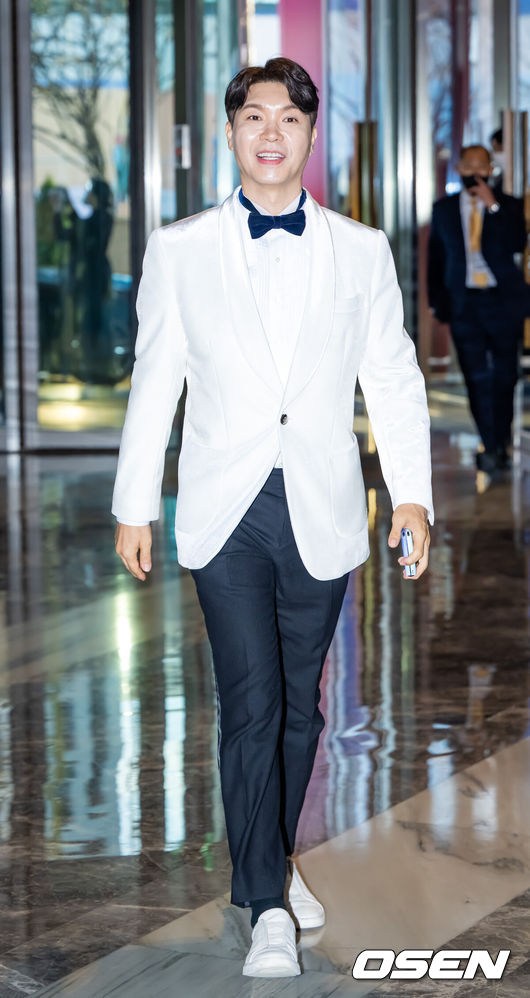 [OSEN=민경훈 기자] 23일 오후 페어몬트 앰버서더 서울에서 방송인 박수홍이 23세 연하의 아내와 백년가약을 맺는다.<br /><br />신랑 박수홍이 결혼식장으로 입장하며 취재진에게 인사를 하고 있다. 2022.12.23 / rumi@osen.co.kr