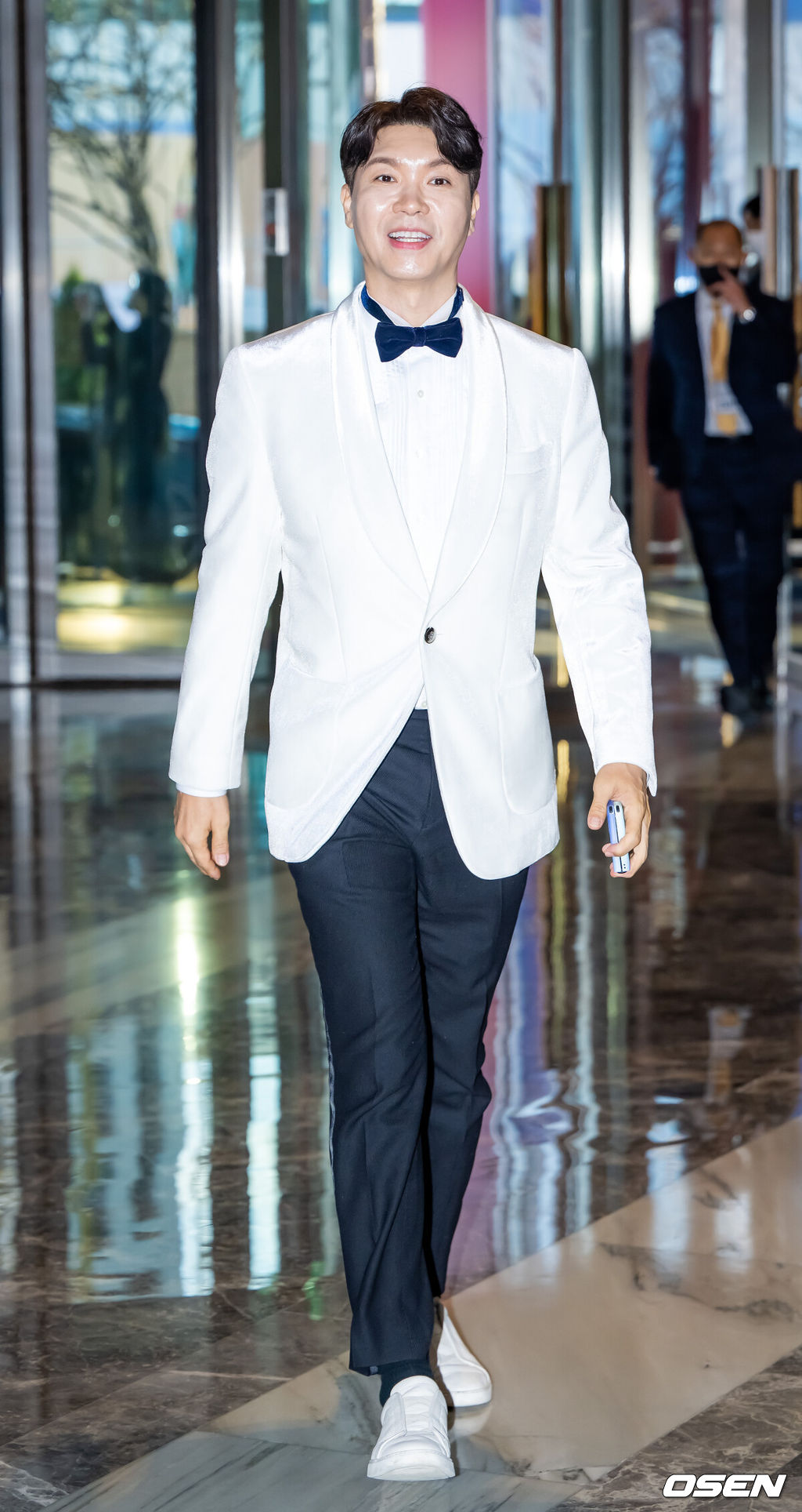 23일 오후 페어몬트 앰버서더 서울에서 방송인 박수홍이 23세 연하의 아내와 백년가약을 맺는다.<br /><br />신랑 박수홍이 결혼식장으로 입장하며 취재진에게 인사를 하고 있다. 2022.12.23 / rumi@osen.co.kr