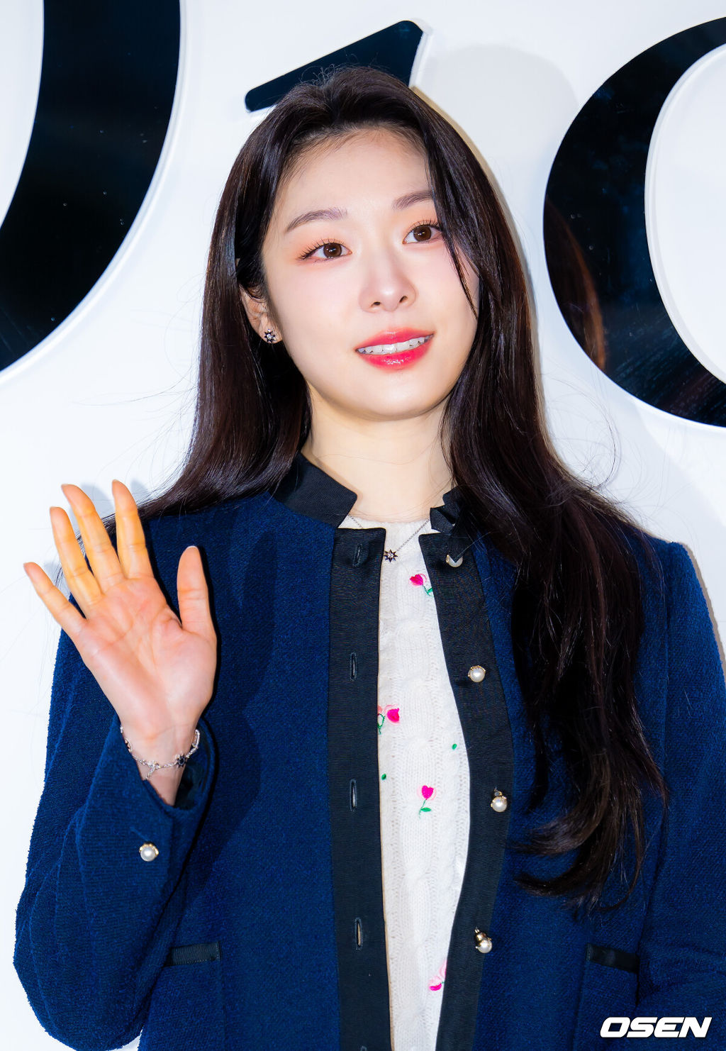  피겨여왕 김연아가 7일 오후 서울 성동구 성수동에서 진행된 한 럭셔리 브랜드 행사에 참석했다.<br /><br />이날 행사에는 한소희, 코르티스, 노정의, 세븐틴 민규, 김민주, 김연아, 남주혁이 참석해 자리를 빛냈다.<br /><br />전 피겨선수 김연아가 포즈를 취하고 있다. 2026.01.07 / rumi@osen.co.kr