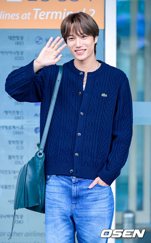 [OSEN=인천공항, 최규한 기자] 엑소(EXO) 카이가 6일 오전 해외 일정 참석을 위해 인천공항을 통해 프랑스 파리로 출국했다.<br /><br />엑소 카이는 파리에서 열리는 패션쇼에 참석할 예정이다.<br /><br />엑소 카이가 출국하며 팬들과 취재진을 향해 인사를 전하고 있다. 2026.03.06 / dreamer@osen.co.kr