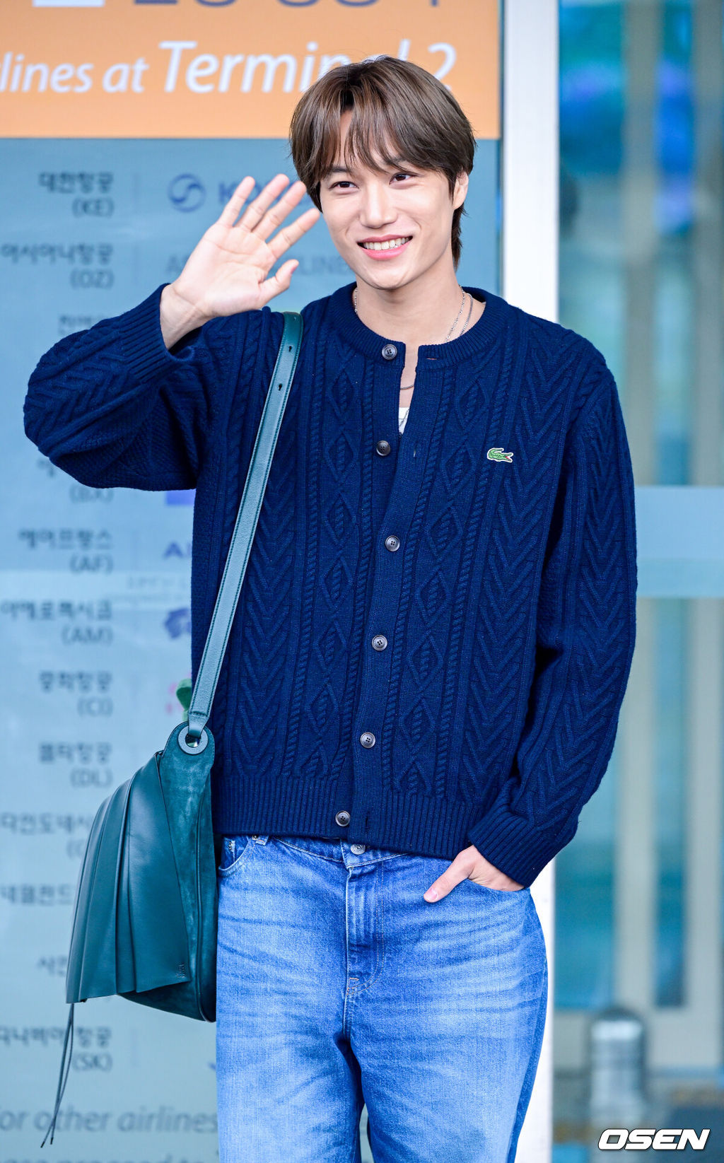 엑소(EXO) 카이가 6일 오전 해외 일정 참석을 위해 인천공항을 통해 프랑스 파리로 출국했다.<br /><br />엑소 카이는 파리에서 열리는 패션쇼에 참석할 예정이다.<br /><br />엑소 카이가 출국하며 팬들과 취재진을 향해 인사를 전하고 있다. 2026.03.06 / dreamer@osen.co.kr