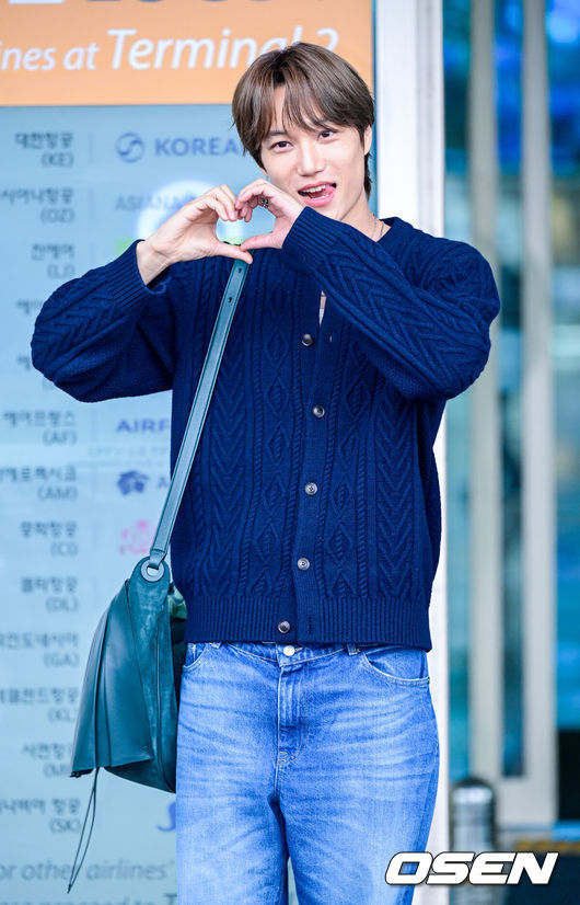 [OSEN=인천공항, 최규한 기자] 엑소(EXO) 카이가 6일 오전 해외 일정 참석을 위해 인천공항을 통해 프랑스 파리로 출국했다.<br /><br />엑소 카이는 파리에서 열리는 패션쇼에 참석할 예정이다.<br /><br />엑소 카이가 출국하며 팬들과 취재진을 향해 인사를 전하고 있다. 2026.03.06 / dreamer@osen.co.kr