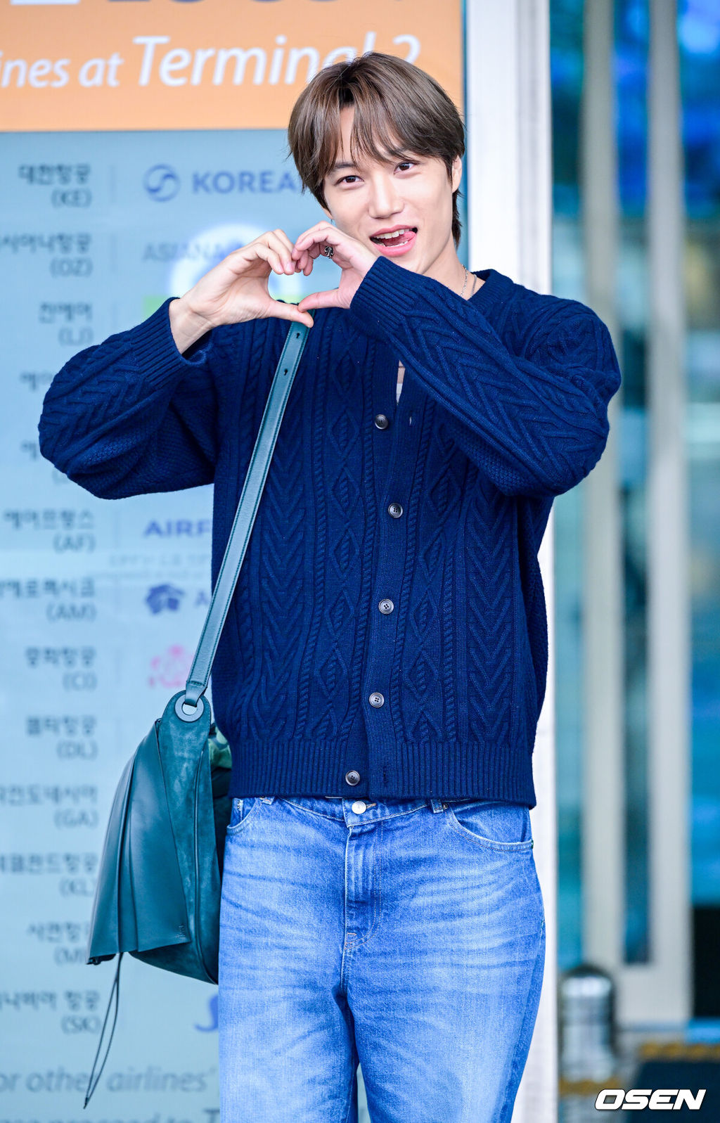 엑소(EXO) 카이가 6일 오전 해외 일정 참석을 위해 인천공항을 통해 프랑스 파리로 출국했다.<br /><br />엑소 카이는 파리에서 열리는 패션쇼에 참석할 예정이다.<br /><br />엑소 카이가 출국하며 팬들과 취재진을 향해 인사를 전하고 있다. 2026.03.06 / dreamer@osen.co.kr