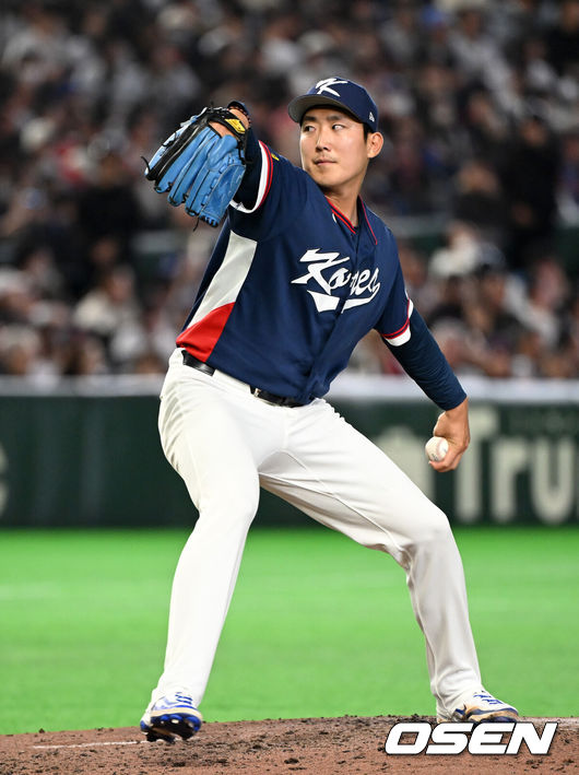 [OSEN=도쿄(일본), 손용호 기자] 7일 일본 도쿄돔에서 2026 월드베이스볼클래식(WBC) 조별리그 C조 대한민국과 일본의 경기가&nbsp;열렸다.한국은 잠수함 고영표, 일본은 좌완 기쿠치 유세이를 선발로 내세웠다. WBC에서 2006년 4강, 2009년 준우승을 차지한 한국은 이후 3개 대회(2013년, 2017년, 2023년)에서 연달아 1라운드를 통과하지 못하고 있다. 이번 대회에서는 8강 토너먼트 복귀를 목표로 대회에 임하고 있다. 지난 5일 체코와의 첫 경기에서는 11-4로 대승을 거두며 좋은 출발을 했다.&nbsp;5회말 한국 손주영이 역투하고 있다. 2026.03.07&nbsp;/spjj@osen.co.kr