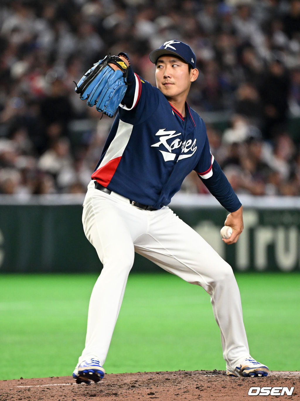 7일 일본 도쿄돔에서 2026 월드베이스볼클래식(WBC) 조별리그 C조 대한민국과 일본의 경기가 열렸다.한국은 잠수함 고영표, 일본은 좌완 기쿠치 유세이를 선발로 내세웠다. WBC에서 2006년 4강, 2009년 준우승을 차지한 한국은 이후 3개 대회(2013년, 2017년, 2023년)에서 연달아 1라운드를 통과하지 못하고 있다. 이번 대회에서는 8강 토너먼트 복귀를 목표로 대회에 임하고 있다. 지난 5일 체코와의 첫 경기에서는 11-4로 대승을 거두며 좋은 출발을 했다. 5회말 한국 손주영이 역투하고 있다. 2026.03.07 /spjj@osen.co.kr