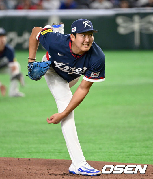 [OSEN=도쿄(일본), 손용호 기자] 9일 일본 도쿄돔에서 월드베이스볼클래식(WBC) 조별리그 C조 한국과 호주의 경기가&nbsp;열렸다.C조는 일본이 3승으로 조 1위를 확정, 8강에 진출했다. 호주가 2승 1패, 대만이 2승 2패, 한국이 1승 2패, 체코는 3패다.한국 WBC 대표팀이 8강에 진출하려면 호주에 2점 이하로 실점하면서 5점 차 이상으로 승리해야만 한다.1회말 무사에서 한국 선발투수 손주영이 역투하고 있다. 2026.03.09&nbsp;/spjj@osen.co.kr