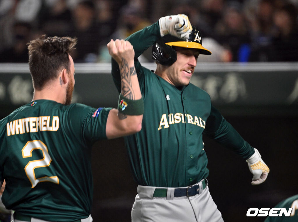 13일 도쿄 도쿄돔에서 2023 WBC(월드베이스볼클래식) 호주와 체코의 경기가 벌어졌다.1회초 호주 홀이 솔로 홈런을 치고 동료들의 환영을 받고 있다.2023.03.13/spjj@osen.co.kr