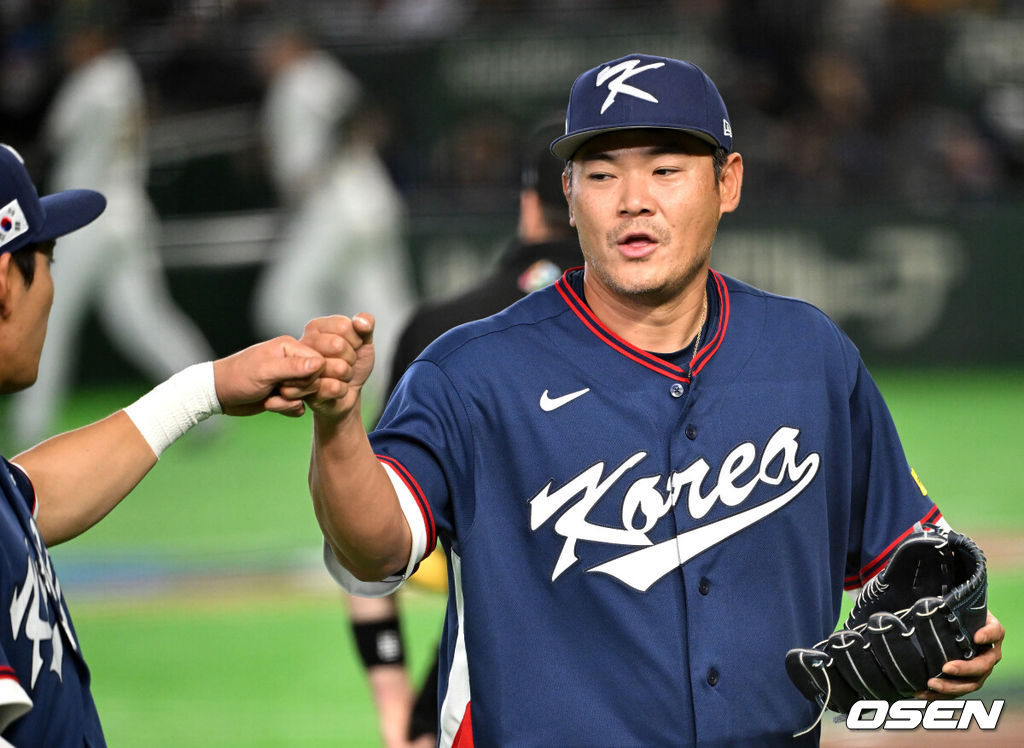 9일 일본 도쿄돔에서 월드베이스볼클래식(WBC) 조별리그 C조 한국과 호주의 경기가 열렸다.C조는 일본이 3승으로 조 1위를 확정, 8강에 진출했다. 호주가 2승 1패, 대만이 2승 2패, 한국이 1승 2패, 체코는 3패다.한국 WBC 대표팀이 8강에 진출하려면 호주에 2점 이하로 실점하면서 5점 차 이상으로 승리해야만 한다.3회말 2사에서 한국 노경은이 호주 커티스 미드를 땅볼 처리하고 더그아웃으로 가며 이정후와 환호하고 있다. 2026.03.09 /spjj@osen.co.kr