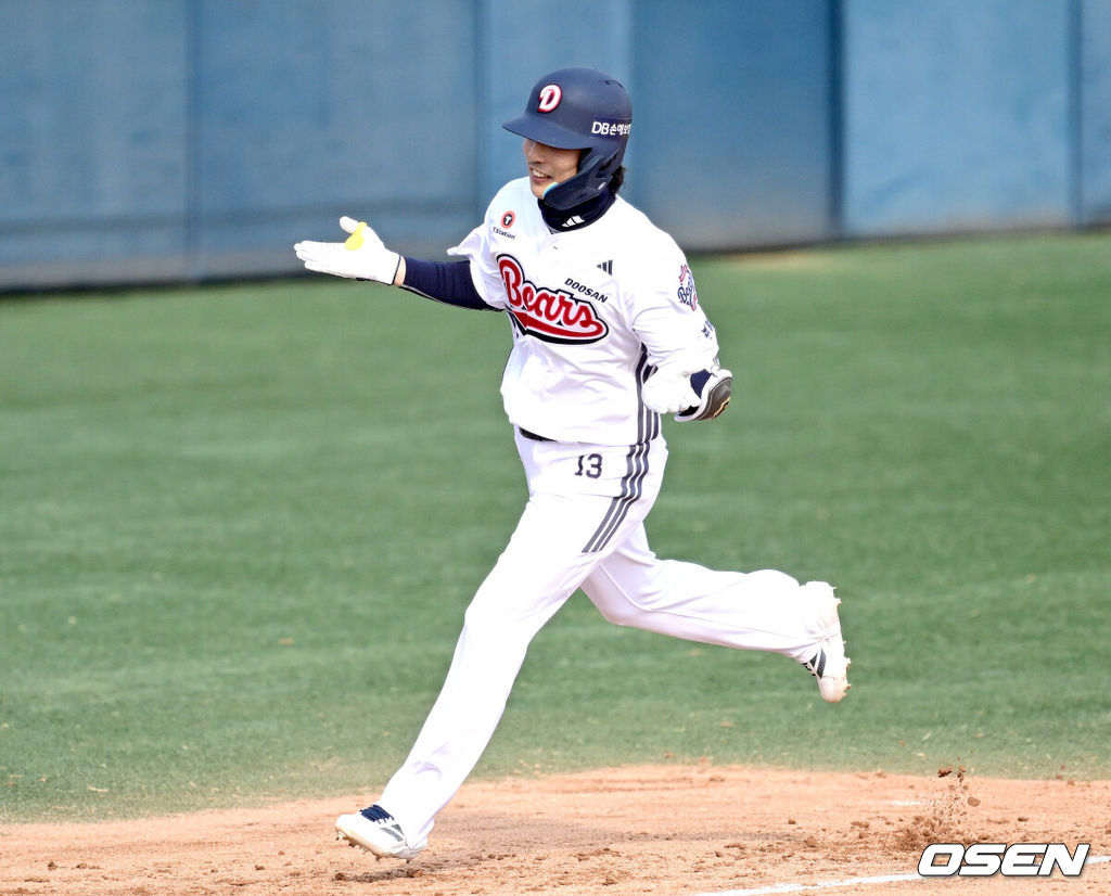 12일 경기도 이천 두산베어스파크에서 ‘2026 신한 SOL KBO리그’ 시범경기 두산 베어스와 키움 히어로즈의 경기가 열렸다.시범경기는 오늘(12일)부터 오는 24일까지 진행되며, 각 팀이 12경기씩 치러 총 60경기가 펼쳐질 예정이다.6회말 2사 1,2 루 상황 두산 이유찬이 달아나는 좌월 스리런포를 날리고 그라운드를 돌며 기뻐하고 있다. 2026.03.12 / dreamer@osen.co.kr