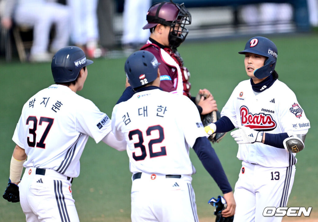 12일 경기도 이천 두산베어스파크에서 ‘2026 신한 SOL KBO리그’ 시범경기 두산 베어스와 키움 히어로즈의 경기가 열렸다.시범경기는 오늘(12일)부터 오는 24일까지 진행되며, 각 팀이 12경기씩 치러 총 60경기가 펼쳐질 예정이다.6회말 2사 1,2 루 상황 두산 이유찬이 달아나는 좌월 스리런포를 날리고 홈을 밟은 뒤 선행주자들과 기뻐하고 있다. 2026.03.12 / dreamer@osen.co.kr