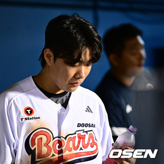 [OSEN=잠실, 지형준 기자] 17일 오후 서울 잠실구장에서 ‘2025 신한 SOL Bank KBO리그’ 두산 베어스와 키움 히어로즈의 경기가 열렸다.두산은 콜어빈, 키움은 매르세데스가 선발로 나섰다.4회초 수비를 마치고 실책으로 선제 실점의 빌미를 제공한 두산 박준순이 아쉬워하고 있다. 2025.09.17 /jpnews@osen.co.kr