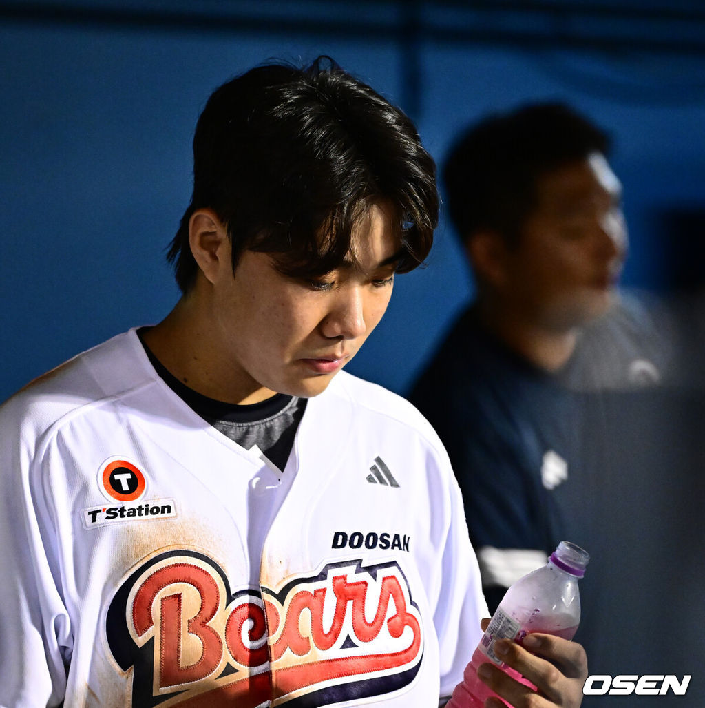 17일 오후 서울 잠실구장에서 ‘2025 신한 SOL Bank KBO리그’ 두산 베어스와 키움 히어로즈의 경기가 열렸다.두산은 콜어빈, 키움은 매르세데스가 선발로 나섰다.4회초 수비를 마치고 실책으로 선제 실점의 빌미를 제공한 두산 박준순이 아쉬워하고 있다. 2025.09.17 /jpnews@osen.co.kr