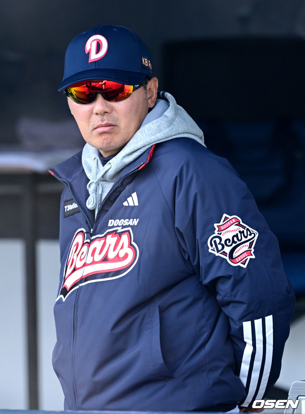 12일 경기도 이천 두산베어스파크에서 ‘2026 신한 SOL KBO리그’ 시범경기 두산 베어스와 키움 히어로즈의 경기가 열렸다.시범경기는 오늘(12일)부터 오는 24일까지 진행되며, 각 팀이 12경기씩 치러 총 60경기가 펼쳐질 예정이다.경기 시작을 앞두고 두산 김원형 감독이 그라운드를 주시하고 있다. 2026.03.12 / dreamer@osen.co.kr