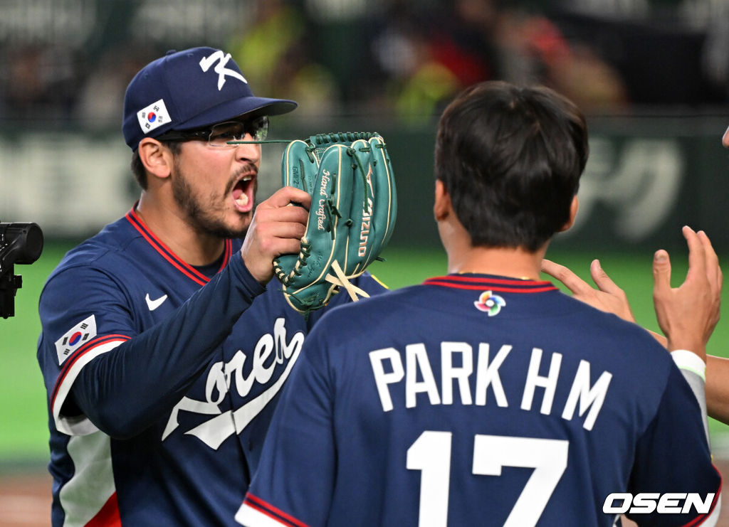 9일 일본 도쿄돔에서 월드베이스볼클래식(WBC) 조별리그 C조 한국과 호주의 경기가 열렸다.C조는 일본이 3승으로 조 1위를 확정, 8강에 진출했다. 호주가 2승 1패, 대만이 2승 2패, 한국이 1승 2패, 체코는 3패다.한국 WBC 대표팀이 8강에 진출하려면 호주에 2점 이하로 실점하면서 5점 차 이상으로 승리해야만 한다.7회말 2사 3루에서 한국 데인 더닝이 호주 릭슨 윈그로브를 삼진으로 처리하고 환호하고 있다. 2026.03.09 /spjj@osen.co.kr