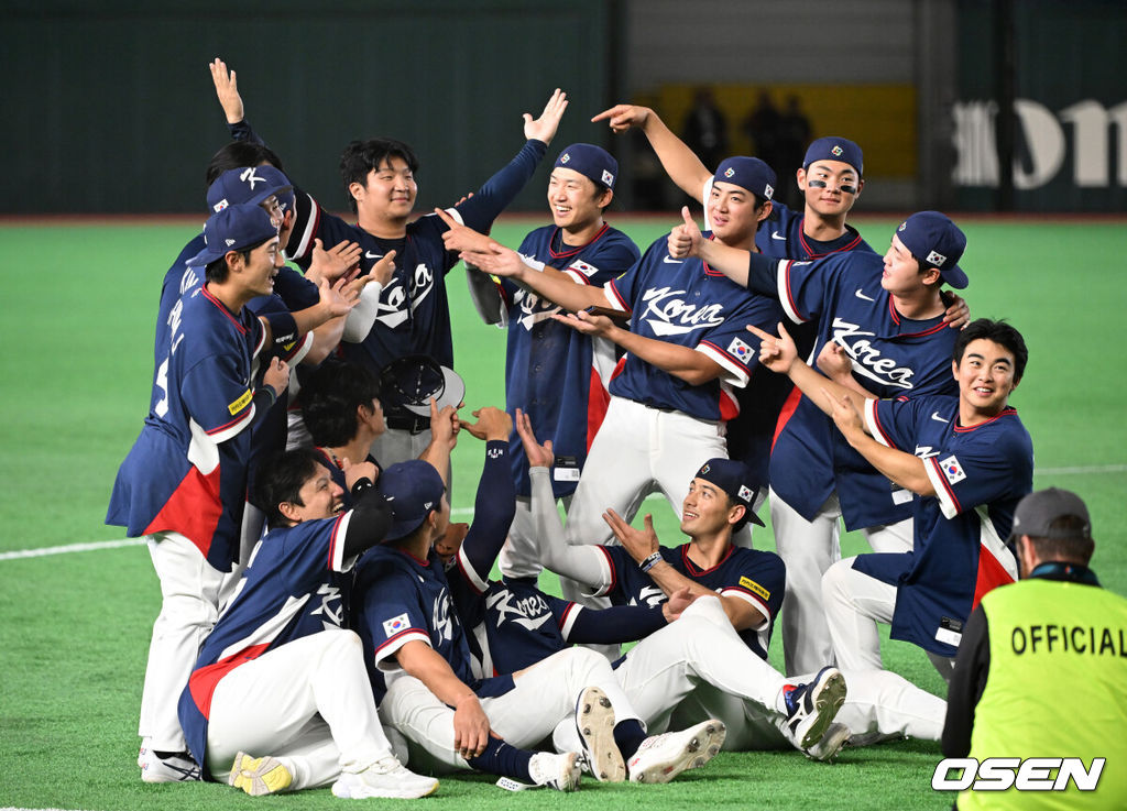 도쿄의 기적이 나왔다. 한국 WBC 대표팀이 17년 만에 1라운드를 통과했다. 한국은 9일 일본 도쿄돔에서 열린 ‘2026 월드베이스볼클래식(WBC)’ 1라운드 C조 호주와의 경기에서 로 승리를 거뒀다. 이로써 한국은 조별라운드 2승2패를 기록하면서 호주, 대만 등을 최소실점률로 제치면서 2009년 이후 17년 만에 1라운드를 통과했다. 이제 한국은 마이애미행 전세기를 탄다.경기 종료 후 한국 선수들이 기념촬영을 하고 있다. 2026.03.09 /spjj@osen.co.kr