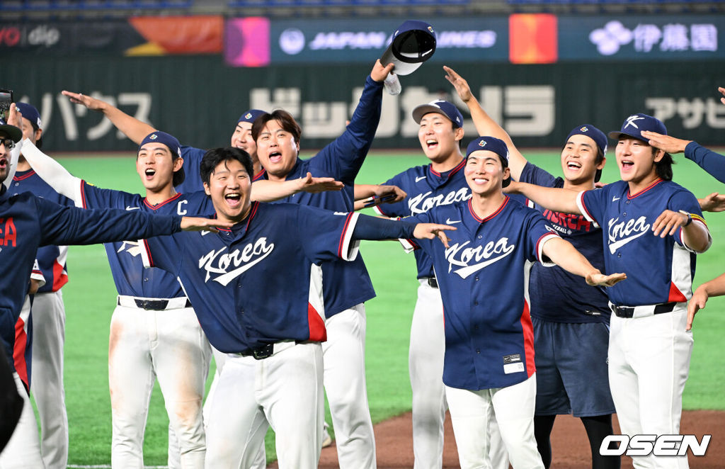 도쿄의 기적이 나왔다. 한국 WBC 대표팀이 17년 만에 1라운드를 통과했다. 한국은 9일 일본 도쿄돔에서 열린 ‘2026 월드베이스볼클래식(WBC)’ 1라운드 C조 호주와의 경기에서 로 승리를 거뒀다. 이로써 한국은 조별라운드 2승2패를 기록하면서 호주, 대만 등을 최소실점률로 제치면서 2009년 이후 17년 만에 1라운드를 통과했다. 이제 한국은 마이애미행 전세기를 탄다.경기 종료 후 한국 선수들이 비행기 세리머니를 하고 있다. 2026.03.09 /spjj@osen.co.kr
