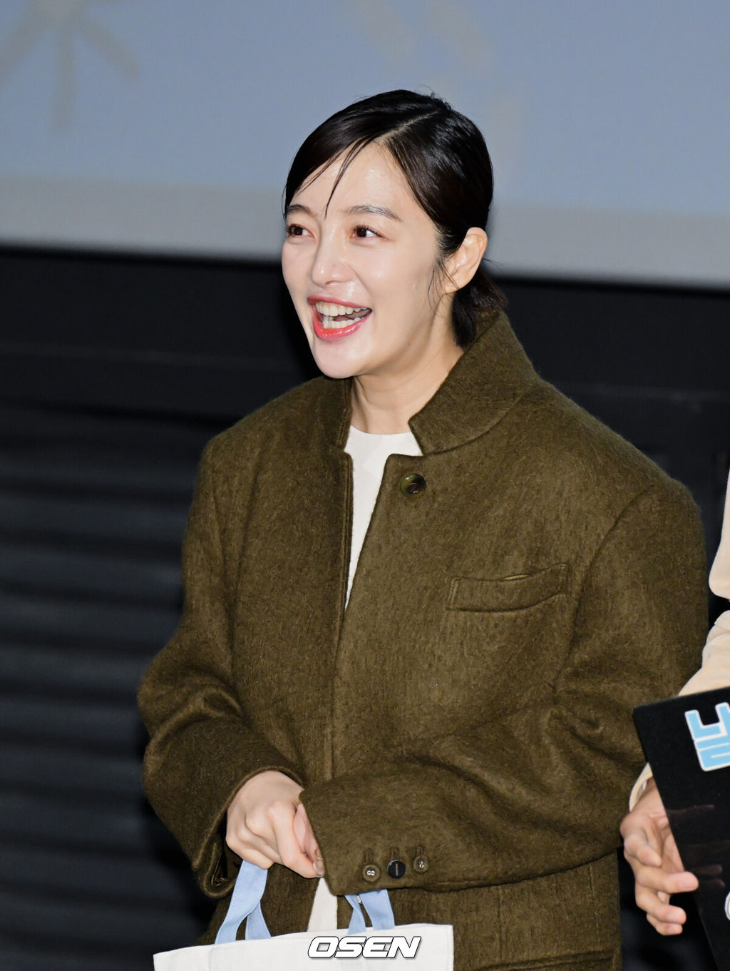 10일 서울 용산구 CGV용산아이파크몰에서 영화 ‘3일의 휴가(감독 육상효)’ 무대인사가 진행됐다.‘3일의 휴가’는 하늘에서 휴가 온 엄마 ‘복자’(김해숙 분)와 엄마의 레시피로 백반집을 운영하는 딸 ‘진주’(신민아 분)의 힐링 판타지다.배우 황보라가 무대인사에 참석해 관객과의 시간을 갖고 있다. 2023.12.10 /cej@osen.co.kr