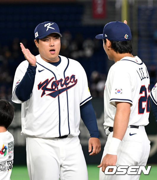 [OSEN=도쿄(일본), 손용호 기자] 5일 일본 도쿄돔에서 월드베이스볼클래식(WBC) 조별리그 C조 한국과 체코의 경기가&nbsp;열렸다.한국은 소형준, 체코는 다니엘 파디샥을 선발투수로 내세웠다.2006년 4강, 2009년 준우승을 차지한 경험이 있는 한국은 이후 3개 대회(2013년, 2017년, 2023년)에서 모두 8강 토너먼트 진출에 실패했다. 이번 대회에서는 17년 만에 본선 토너먼트 진출을 노린다.경기에 앞서 한국 류현진이 이정후와 하이파이브를 하고 있다. 2026.03.05&nbsp;/spjj@osen.co.kr