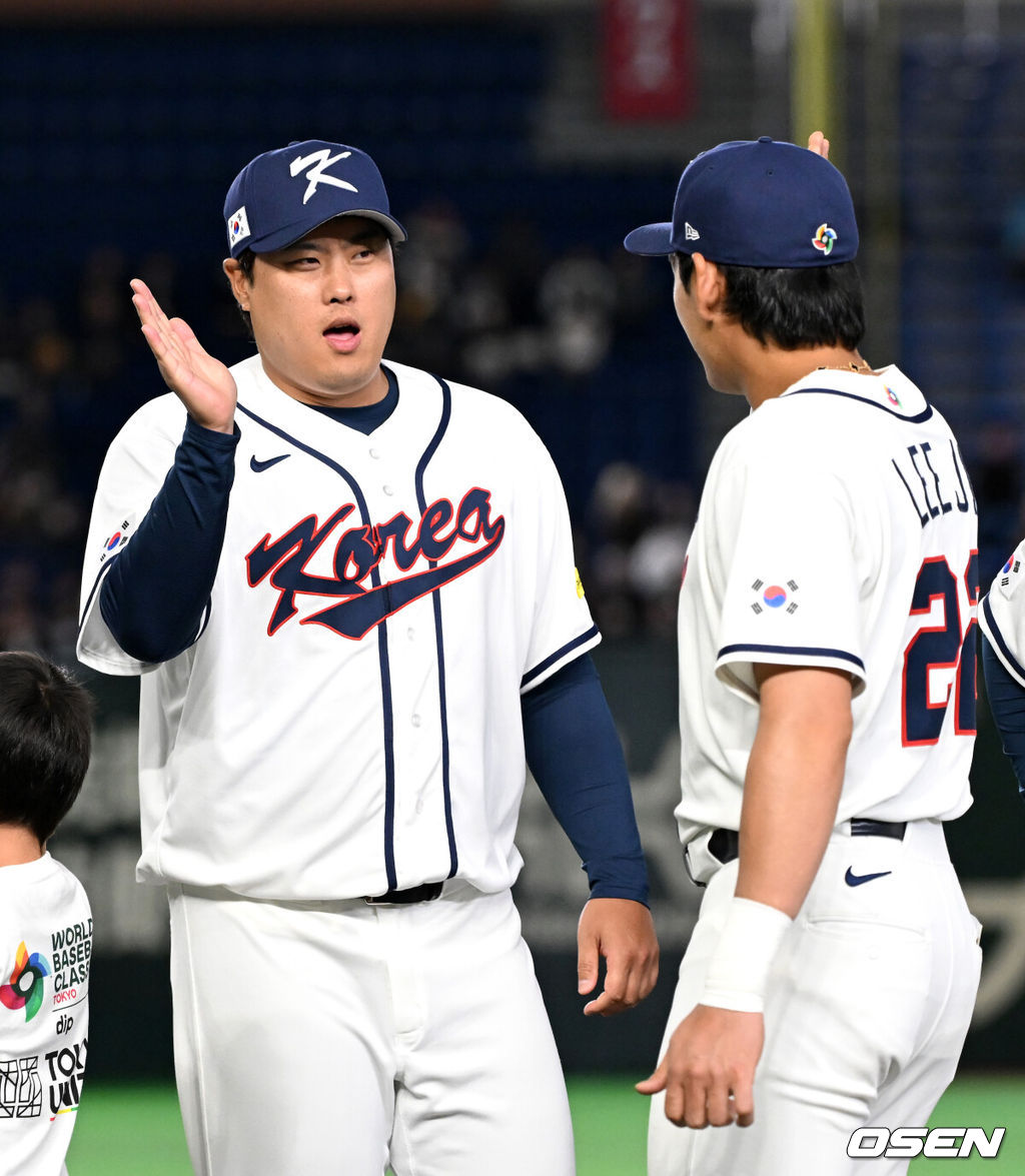 5일 일본 도쿄돔에서 월드베이스볼클래식(WBC) 조별리그 C조 한국과 체코의 경기가 열렸다.한국은 소형준, 체코는 다니엘 파디샥을 선발투수로 내세웠다.2006년 4강, 2009년 준우승을 차지한 경험이 있는 한국은 이후 3개 대회(2013년, 2017년, 2023년)에서 모두 8강 토너먼트 진출에 실패했다. 이번 대회에서는 17년 만에 본선 토너먼트 진출을 노린다.경기에 앞서 한국 류현진이 이정후와 하이파이브를 하고 있다. 2026.03.05 /spjj@osen.co.kr