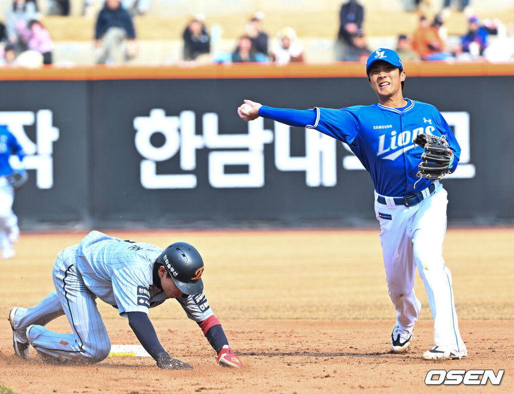 12일 대전 한화생명볼파크에서 2026 신한 SOL KBO리그 시범경기 한화 이글스와 삼성 라이온즈의 경기가 열렸다.시범경기는 오늘(12일)부터 오는 24일까지 진행되며, 각 팀이 12경기씩 치러 총 60경기가 펼쳐진다.5회말 1사 주자 만루 한화 페리자의 2루수 앞 땅볼때 삼성 유격수 이재현이 2루에서 한화 심우준을 포스아웃 시킨 후 1루로 송구하고 있다. 2026.03.12 /rumi@osen.co.kr