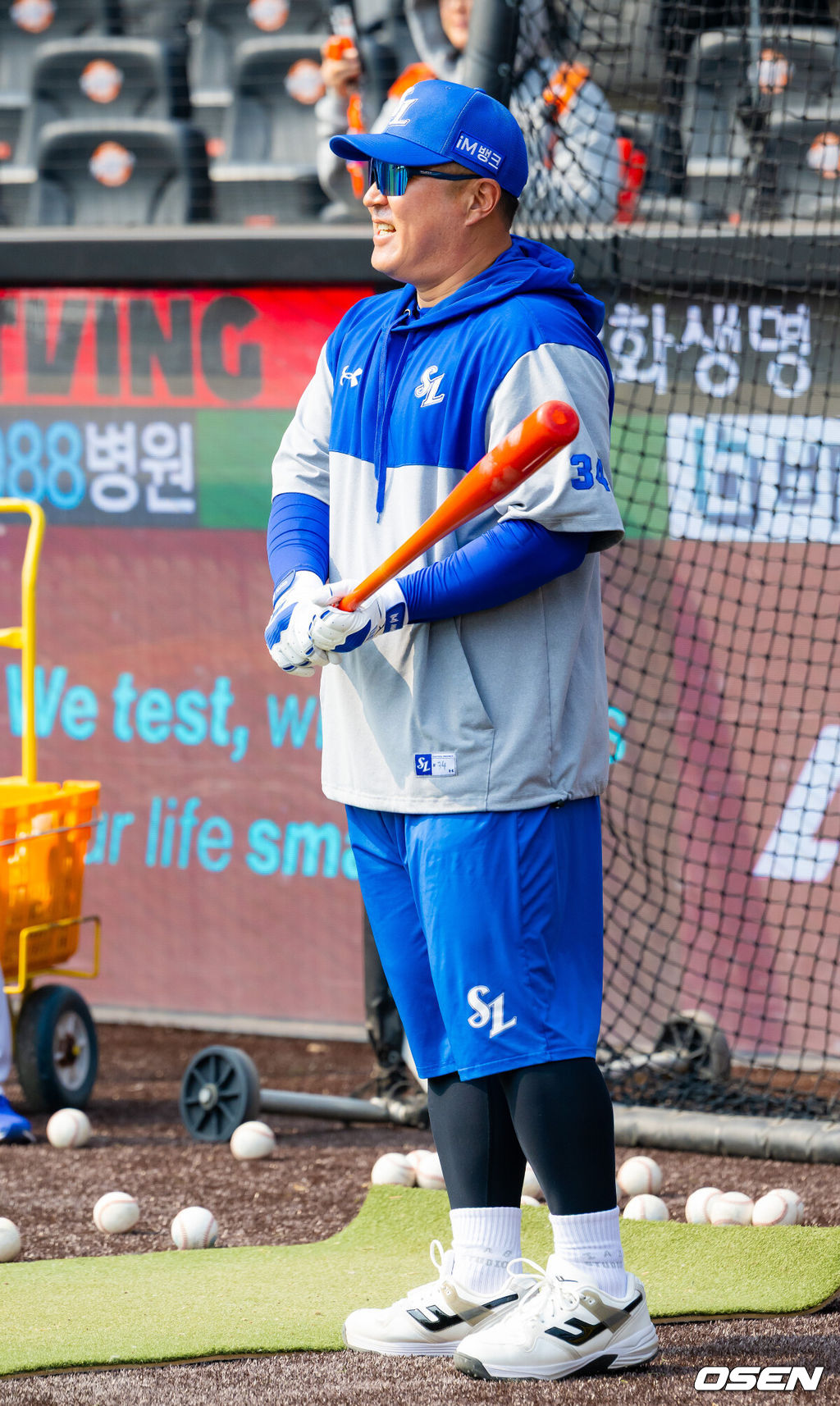 12일 대전 한화생명볼파크에서 2026 신한 SOL KBO리그 시범경기 한화 이글스와 삼성 라이온즈의 경기가 열릴 예정인 가운데 경기 전 훈련이 진행됐다.시범경기는 오늘(12일)부터 오는 24일까지 진행되며, 각 팀이 12경기씩 치러 총 60경기가 펼쳐진다.경기 전 삼성 최형우가 타격연습을 하며 미소짓고 있다. 2026.03.12 /rumi@osen.co.kr