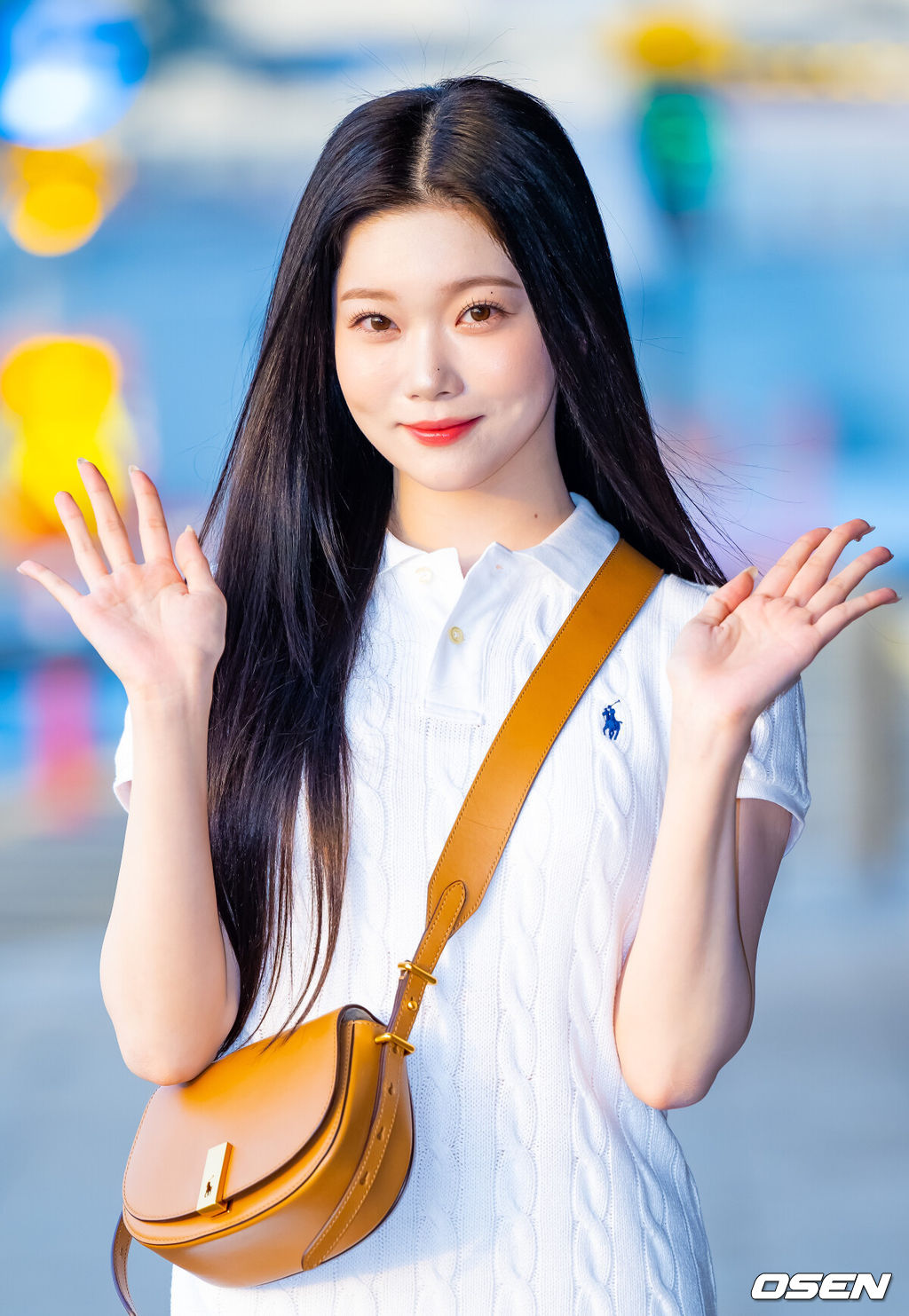 걸그룹 빌리의 츠키가 해외 일정 참석 차 27일 오전 김포국제공항을 통해 일본 도쿄로 출국했다.빌리 츠키가 출국장으로 향하며 포즈를 취하고 있다. 2024.03.27 /rumi@osen.co.kr