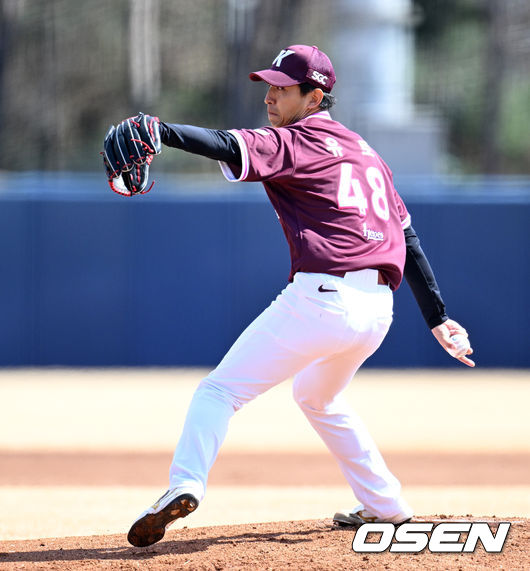 [OSEN=이천, 이대선 기자] 13일 경기도 이천 베어스파크에서 ‘2026 신한 SOL KBO리그’ 시범경기 두산 베어스와 키움 히어로즈의 경기가 열렸다. 1회말 무사에서 키움 선발투수 유토가 역투하고 있다. 2026.03.13 /sunday@osen.co.kr