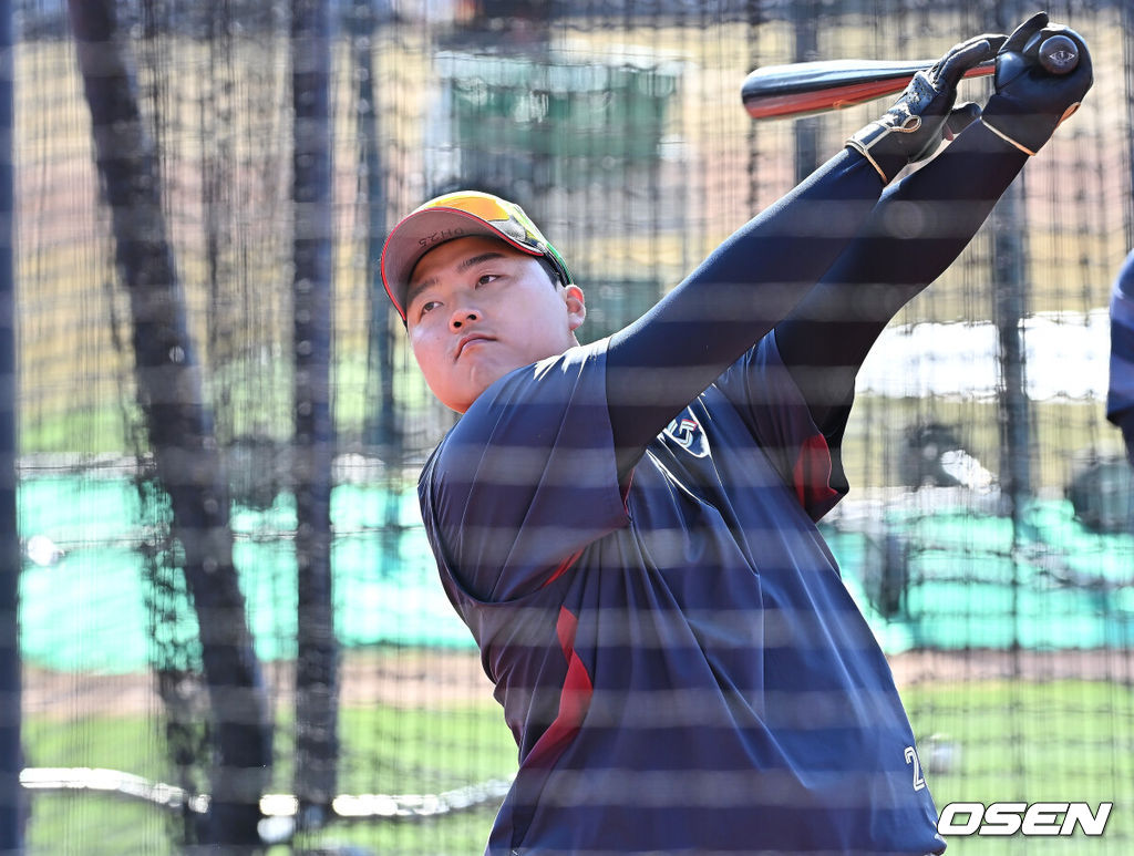 13일 부산 사직야구장에서 2026 신한 SOL KBO 리그 롯데 자이언츠와 KT 위즈의 시범경기가 열린다. WBC 차출 선수가 없는 롯데는 전날 경기에서 사실상의 베스트 라인업으로 KT를 4-3으로 꺾고 역전승을 거뒀다.롯데 자이언츠 한동희가 타격 훈련을 하고 있다. 2026.03.13 / foto0307@osen.co.kr