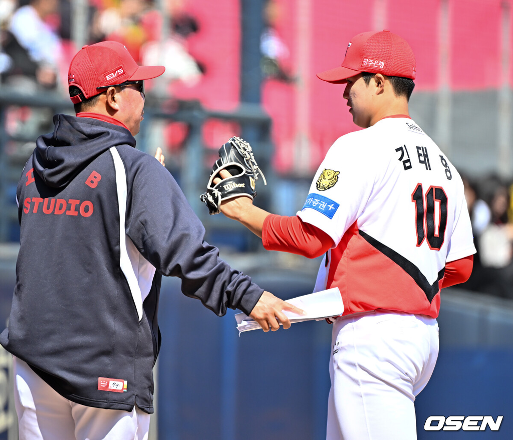 13일 광주기아챔피언스필드에서 2026 신한 SOL KBO리그 시범경기 KIA 타이거즈와 SSG 랜더스의 경기가 열렸다.시범경기는 12일부터 오는 24일까지 진행되며, 각 팀이 12경기씩 치러 총 60경기가 펼쳐진다.KIA 선발 김태형이 1회초를 마친 후 덕아웃으로 들어오며 기뻐하고 있다. 2026.03.13 / rumi@osen.co.kr