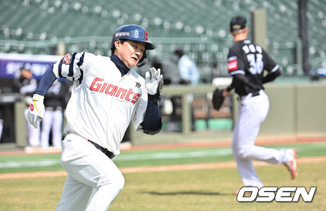 [OSEN=부산, 이석우 기자] 13일 부산 사직야구장에서 2026 신한 SOL KBO 리그 롯데 자이언츠와 KT 위즈의 시범경기가 열렸다. 홈팀 롯데는 쿄야마가 방문팀 KT는 보쉴리가 선발 출전했다.롯데 자이언츠 손호영이 3회말 2사 1,2루 좌익수 왼쪽 1타점 2루타를 치고 진루하고 있다. 2026.03.13 / foto0307@osen.co.kr