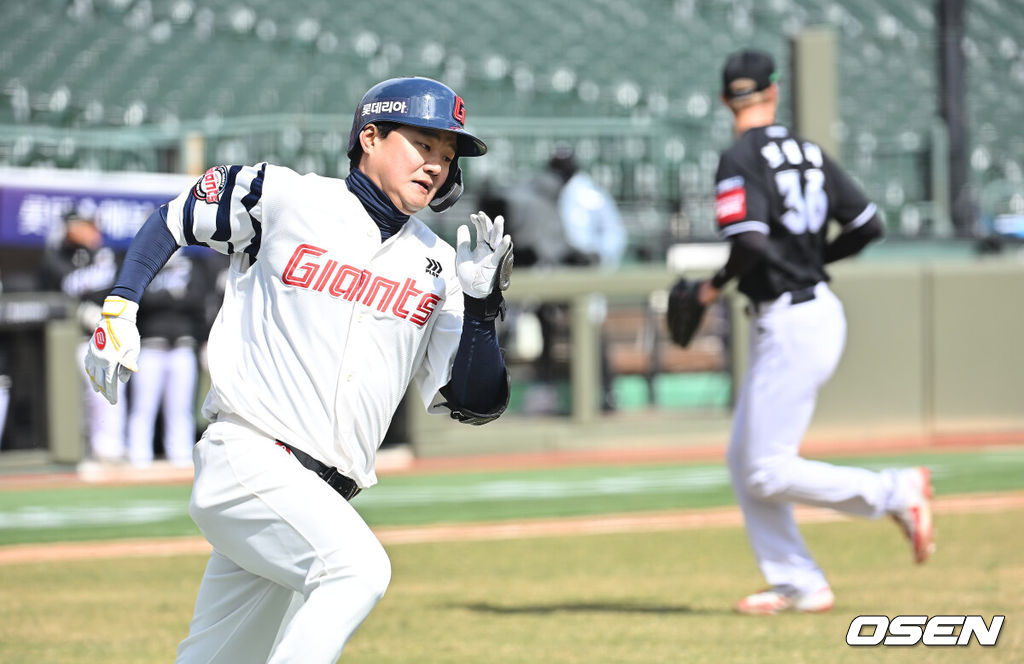 13일 부산 사직야구장에서 2026 신한 SOL KBO 리그 롯데 자이언츠와 KT 위즈의 시범경기가 열렸다. 홈팀 롯데는 쿄야마가 방문팀 KT는 보쉴리가 선발 출전했다.롯데 자이언츠 손호영이 3회말 2사 1,2루 좌익수 왼쪽 1타점 2루타를 치고 진루하고 있다. 2026.03.13 / foto0307@osen.co.kr