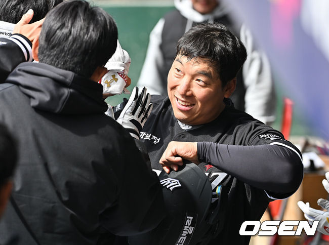 [OSEN=부산, 이석우 기자] 13일 부산 사직야구장에서 2026 신한 SOL KBO 리그 롯데 자이언츠와 KT 위즈의 시범경기가 열렸다. 홈팀 롯데는 쿄야마가 방문팀 KT는 보쉴리가 선발 출전했다.KT 위즈 김현수가 1회초 무사 2,3루 2타점 우익수 오른쪽 안타를 치고 하이파이브를 하고 있다. 2026.03.13 / foto0307@osen.co.kr