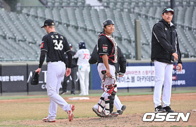 [OSEN=부산, 이석우 기자] 13일 부산 사직야구장에서 2026 신한 SOL KBO 리그 롯데 자이언츠와 KT 위즈의 시범경기가 열렸다. 홈팀 롯데는 쿄야마가 방문팀 KT는 보쉴리가 선발 출전했다.KT 위즈 보쉴리가 4회말 2사 2,3루 롯데 자이언츠 전준우의에게 중견수 앞 2타점 안타를 맞고 교체되고 있다. 2026.03.13 / foto0307@osen.co.kr