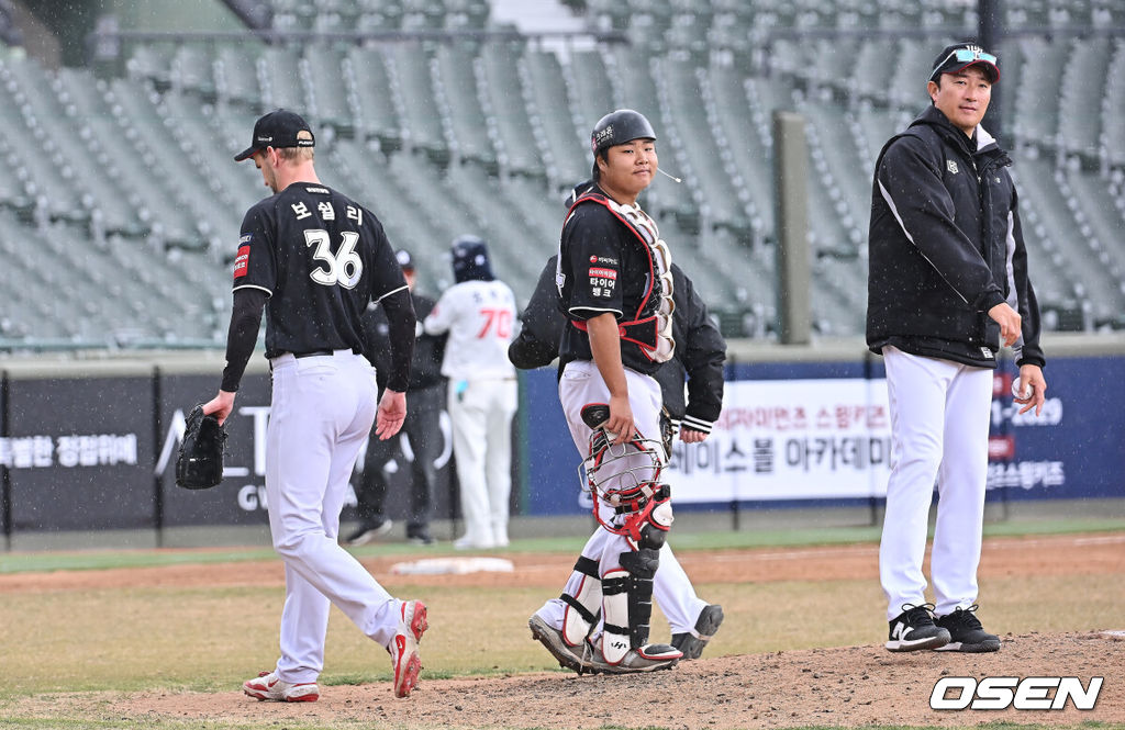 13일 부산 사직야구장에서 2026 신한 SOL KBO 리그 롯데 자이언츠와 KT 위즈의 시범경기가 열렸다. 홈팀 롯데는 쿄야마가 방문팀 KT는 보쉴리가 선발 출전했다.KT 위즈 보쉴리가 4회말 2사 2,3루 롯데 자이언츠 전준우의에게 중견수 앞 2타점 안타를 맞고 교체되고 있다. 2026.03.13 / foto0307@osen.co.kr