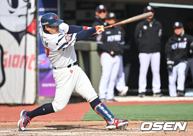 [OSEN=부산, 이석우 기자] 13일 부산 사직야구장에서 2026 신한 SOL KBO 리그 롯데 자이언츠와 KT 위즈의 시범경기가 열렸다. 홈팀 롯데는 쿄야마가 방문팀 KT는 보쉴리가 선발 출전했다.롯데 자이언츠 유강남이 6회말 2사 2루 좌익수 뒤 1타점 2루타를 치고 있다. 2026.03.13 / foto0307@osen.co.kr