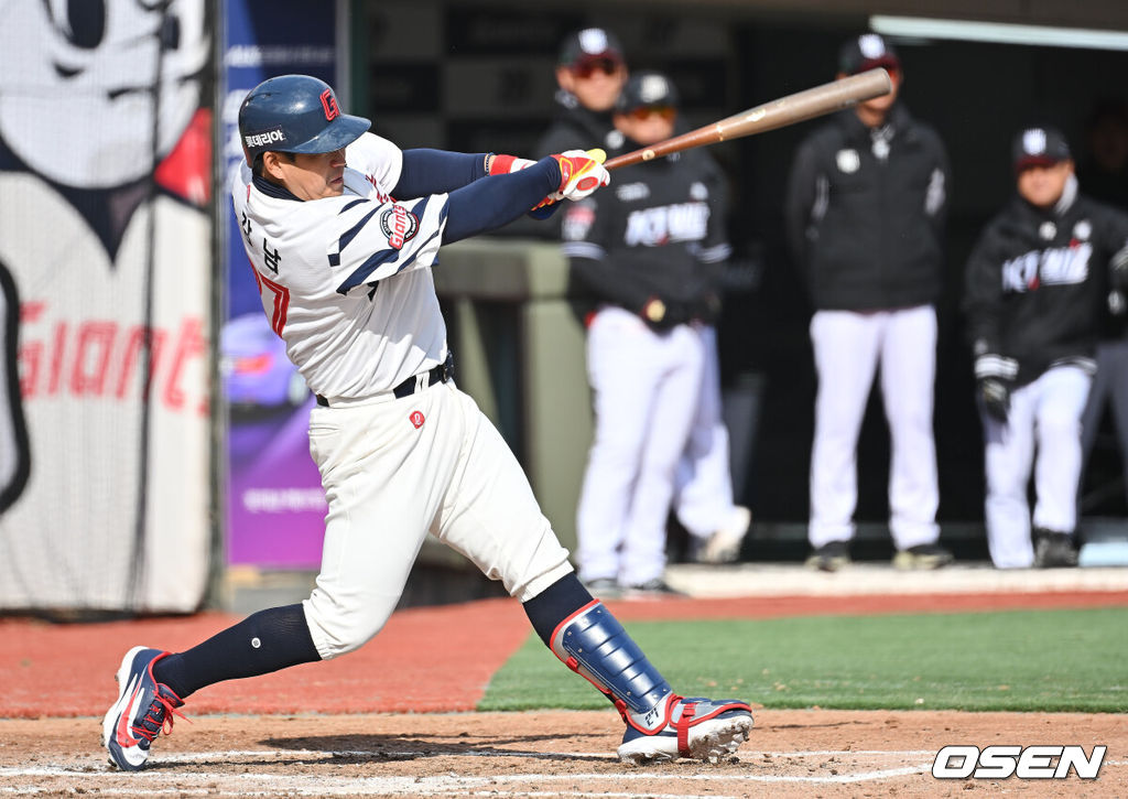 13일 부산 사직야구장에서 2026 신한 SOL KBO 리그 롯데 자이언츠와 KT 위즈의 시범경기가 열렸다. 홈팀 롯데는 쿄야마가 방문팀 KT는 보쉴리가 선발 출전했다.롯데 자이언츠 유강남이 6회말 2사 2루 좌익수 뒤 1타점 2루타를 치고 있다. 2026.03.13 / foto0307@osen.co.kr