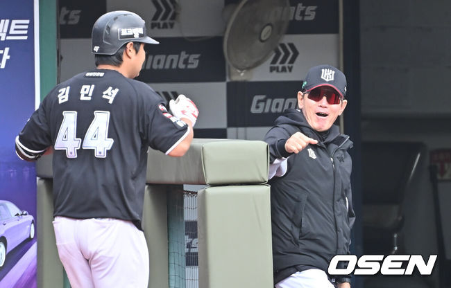 [OSEN=부산, 이석우 기자] 13일 부산 사직야구장에서 2026 신한 SOL KBO 리그 롯데 자이언츠와 KT 위즈의 시범경기가 열렸다. 홈팀 롯데는 쿄야마가 방문팀 KT는 보쉴리가 선발 출전했다.KT 위즈 김민석이 7회초 무사 좌중월 동점 솔로 홈런을 치고 이강철 감독과 하이파이브를 하고 있다. 2026.03.13 / foto0307@osen.co.kr