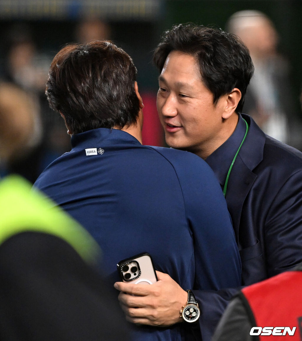 도쿄의 기적이 나왔다. 한국 WBC 대표팀이 17년 만에 1라운드를 통과했다. 한국은 9일 일본 도쿄돔에서 열린 ‘2026 월드베이스볼클래식(WBC)’ 1라운드 C조 호주와의 경기에서 로 승리를 거뒀다. 이로써 한국은 조별라운드 2승2패를 기록하면서 호주, 대만 등을 최소실점률로 제치면서 2009년 이후 17년 만에 1라운드를 통과했다. 이제 한국은 마이애미행 전세기를 탄다.경기 종료 후 한국 류현진이 이대호 해설위원과 인사를 나누고 있다. 2026.03.09 /spjj@osen.co.kr