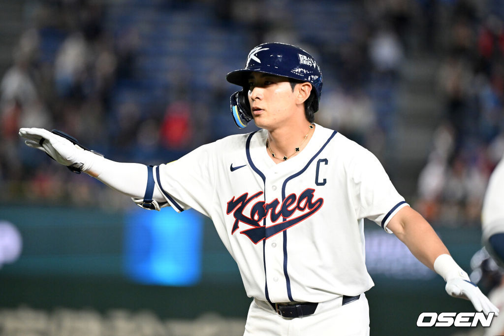 5일 일본 도쿄돔에서 월드베이스볼클래식(WBC) 조별리그 C조 한국과 체코의 경기가 열렸다.한국은 소형준, 체코는 다니엘 파디샥을 선발투수로 내세웠다.2006년 4강, 2009년 준우승을 차지한 경험이 있는 한국은 이후 3개 대회(2013년, 2017년, 2023년)에서 모두 8강 토너먼트 진출에 실패했다. 이번 대회에서는 17년 만에 본선 토너먼트 진출을 노린다.1회말 1사 1루에서 한국 이정후가 우전 안타를 치고 환호하고 있다. 2026.03.05 /spjj@osen.co.kr